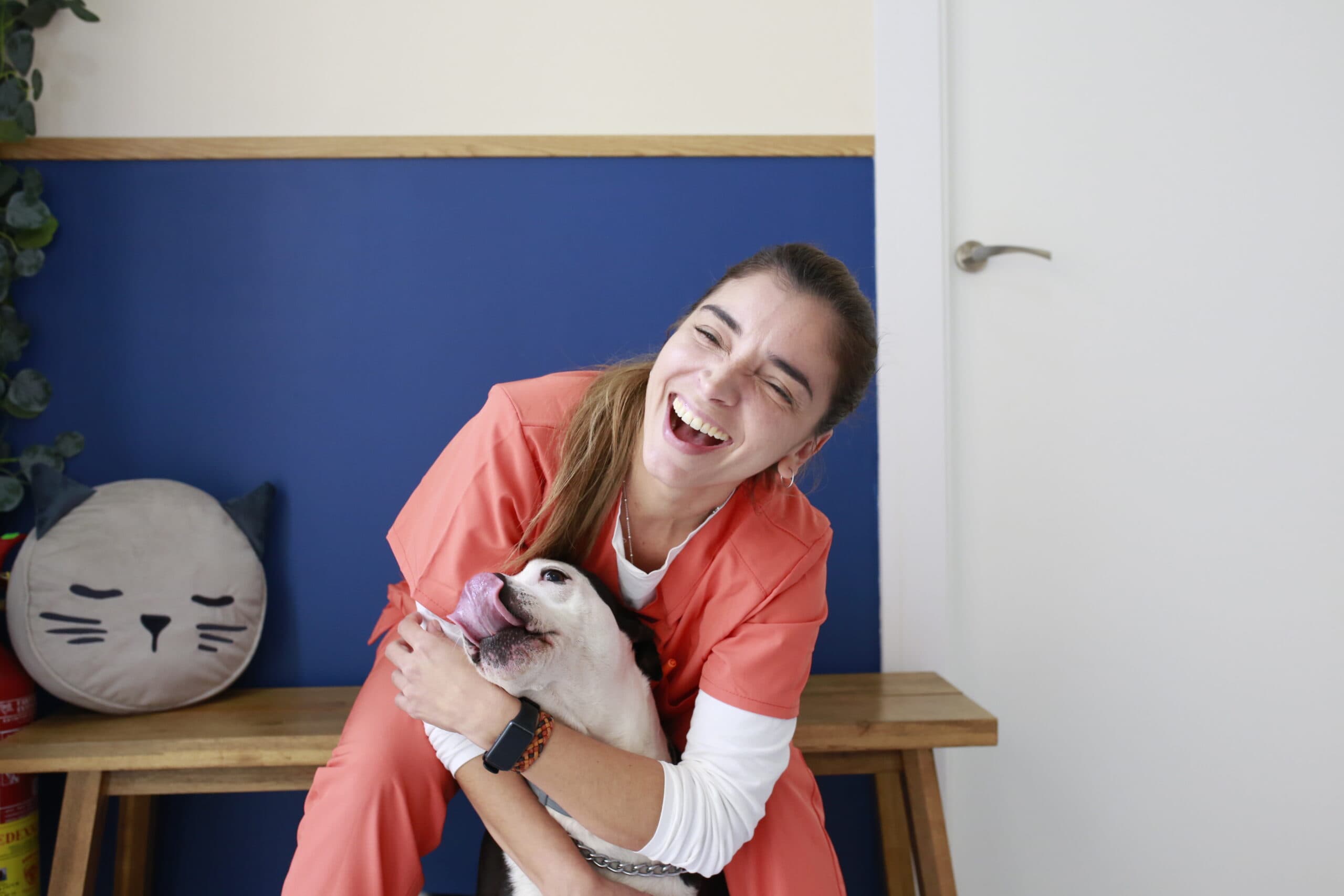 Dra. Celeste con un perro en Veter Centro Veterinario